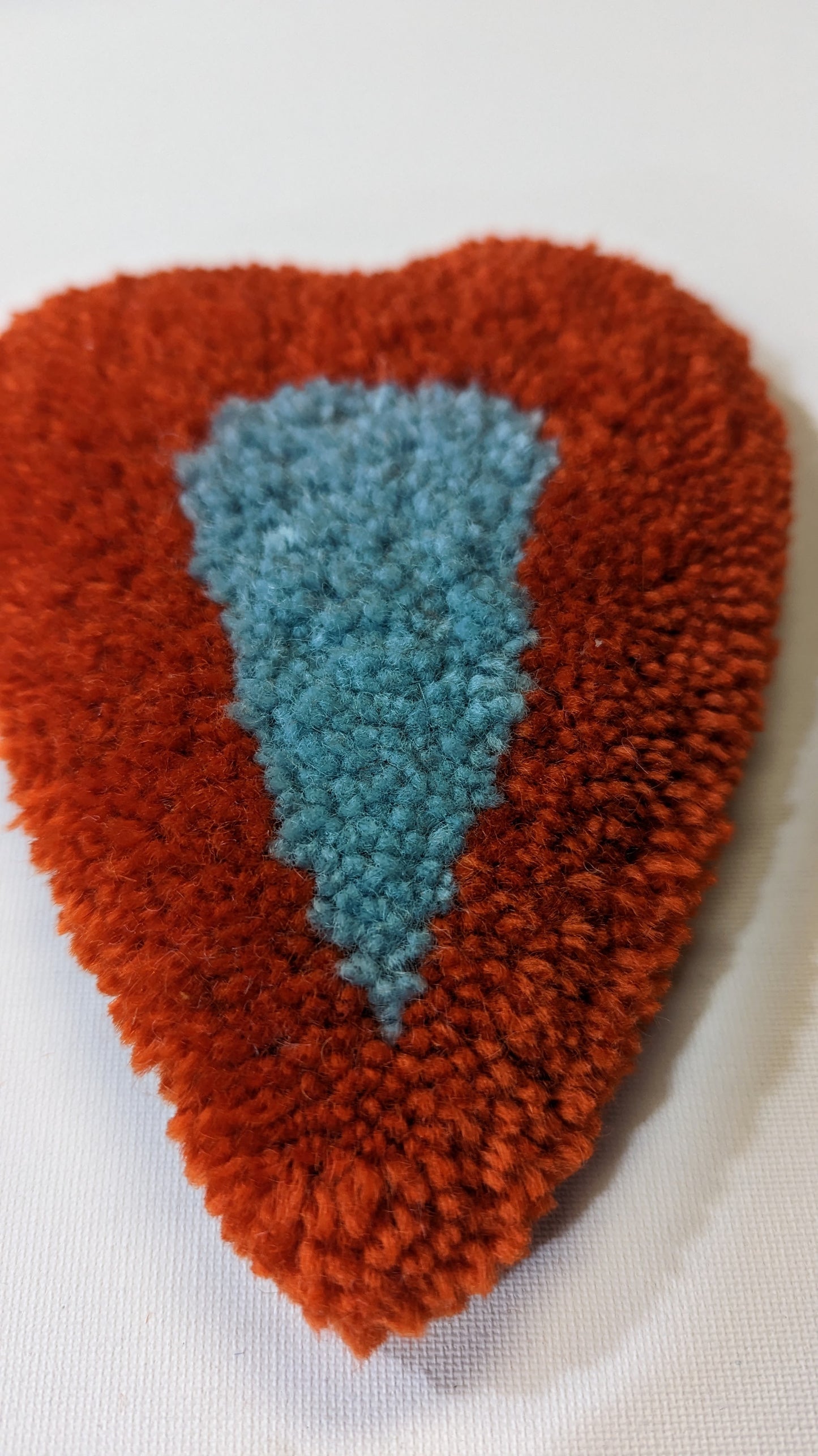 Coeur orange à goutte bleu